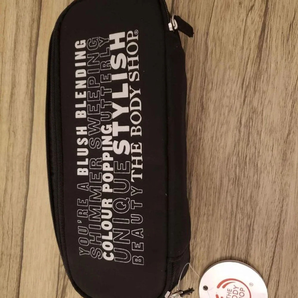 BNWT The Body Shop Brush Set  with Case - Picture 2 of 4